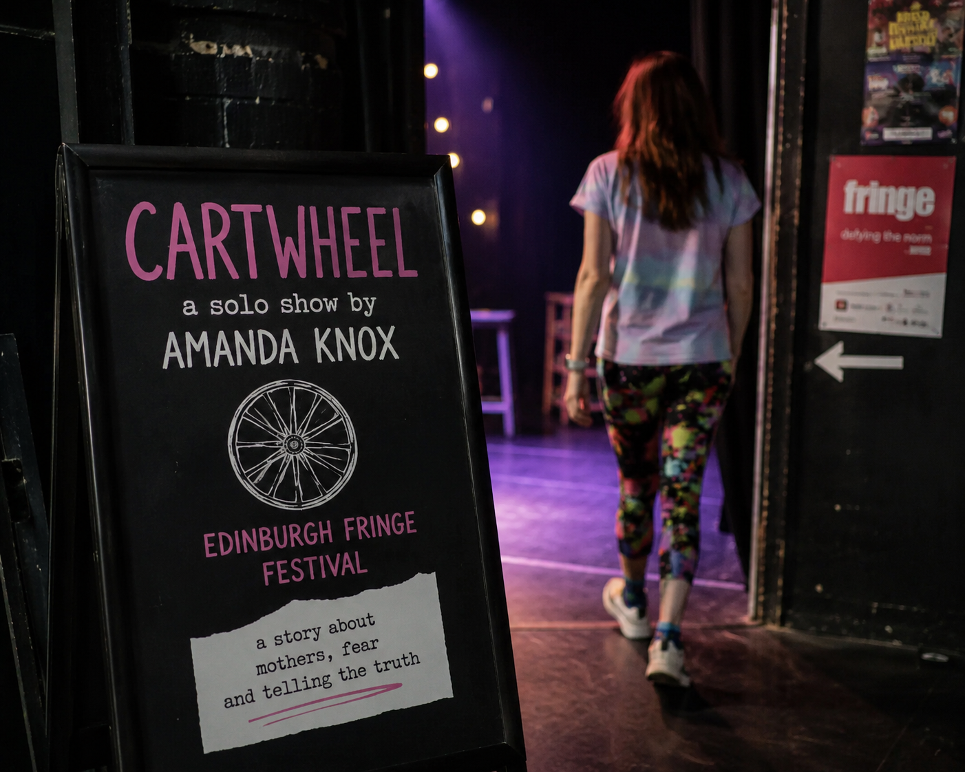 Amanda Knox dietro le quinte prima di entrare in scena per Cartwheel, con il cartello dello spettacolo all'Edinburgh Fringe Festival