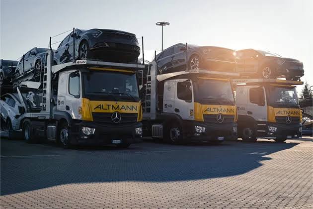 Camion bisarca Mercedes-Benz della flotta Altmann carichi di auto nuove